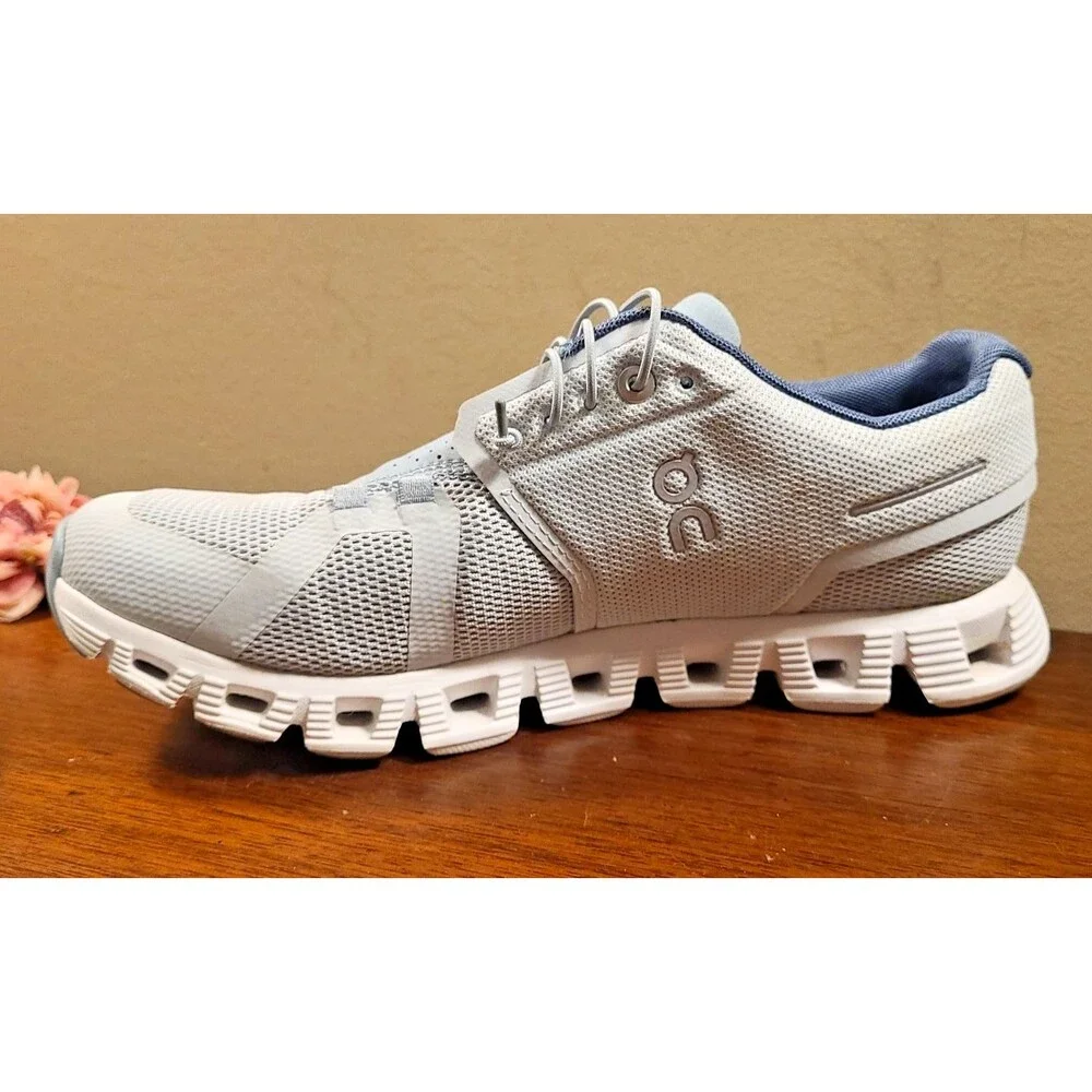 On Cloud 5 Womens Running Shoes Light Blue 59.98895 US 8.5 Low Top Sneakers